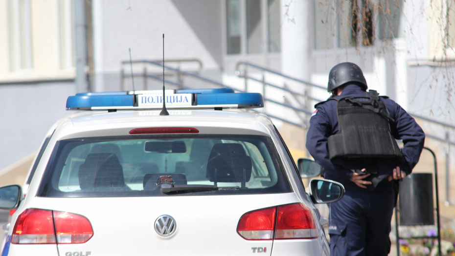 DEVOJKA U BEOGRADU NAPALA KOMUNALNOG POLICAJCA Uhapšena u autobusu 309
