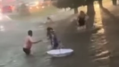 ZABELEŽEN STRAŠAN UDAR GROMA U RUSIJI Bljesak, pa snažna detonacija: Žena teško povređena (VIDEO)