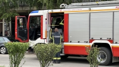 AUTOBUS ISKLIZNUO SA PUTA U VARVARINU Putnici ostali zarobljeni u vozilu, vatrogasci ih izvlačili