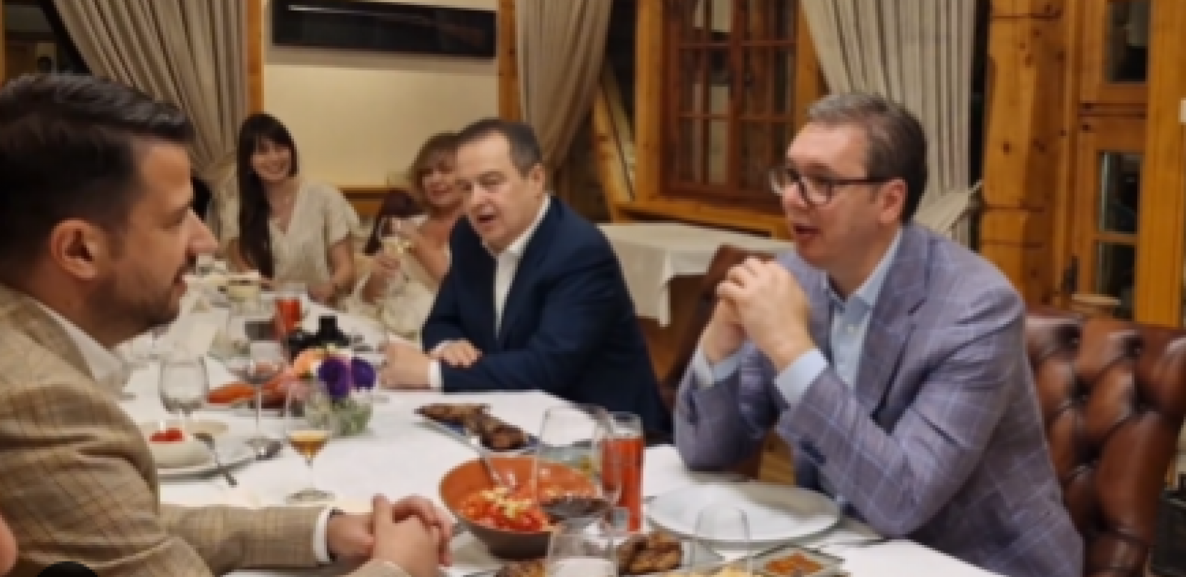 VUČIĆ OBJAVIO SNIMAK VEČERE SA MILATOVIĆEM "Lepo veče, uz pesmu, sa prijateljima" (VIDEO)