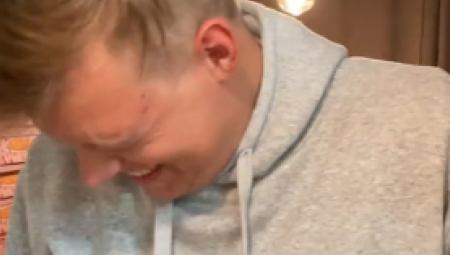 KAKO JE TEK ŽENE PIJU? Amerikanac probao rakiju, nije mu bilo dobro, počeo da plače (VIDEO)