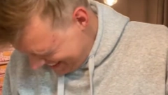 KAKO JE TEK ŽENE PIJU? Amerikanac probao rakiju, nije mu bilo dobro, počeo da plače (VIDEO)