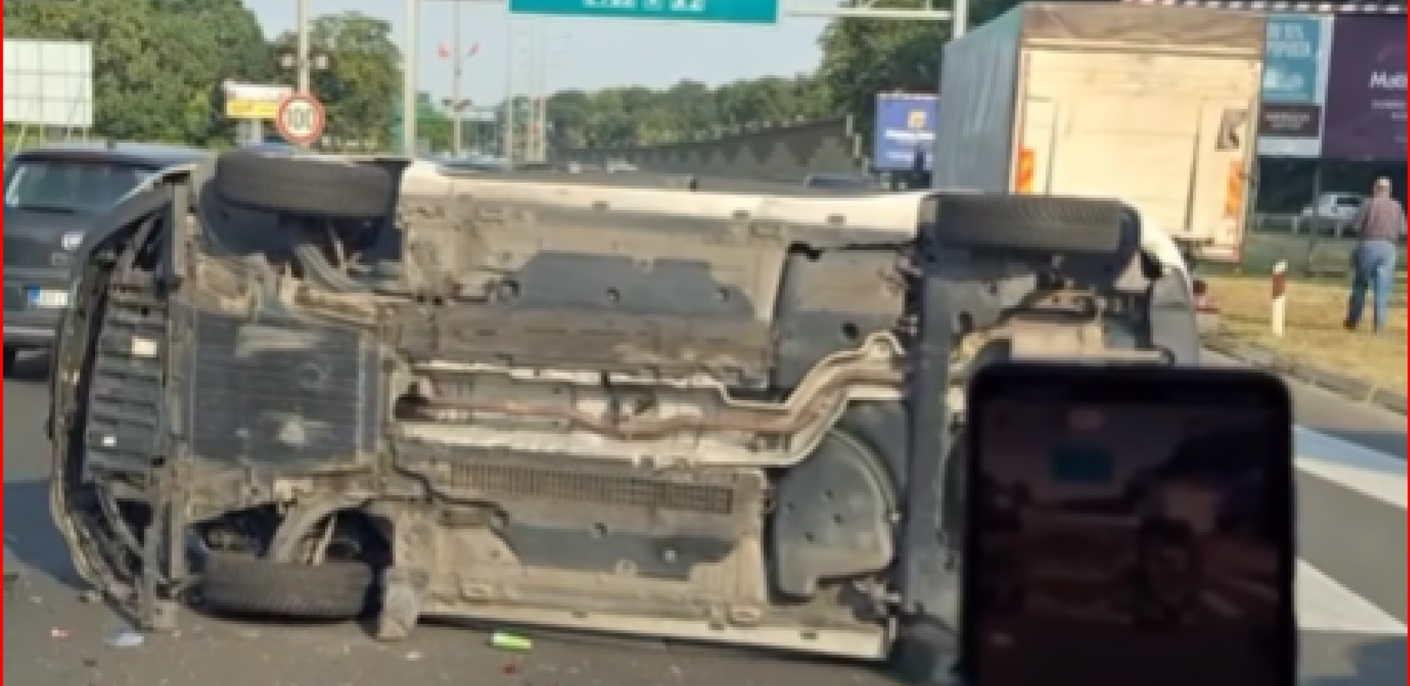 AUTOMOBIL SLETEO U KANAL  Žena povređena, dete odmah prevezeno u Tiršovu