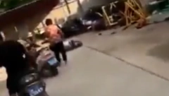 (UZNEMIRUJUĆI VIDEO) SNIMAK JEZIVOG MASAKRA U KINI Deca, roditelji i vaspitač leže mrtvi na zemlji