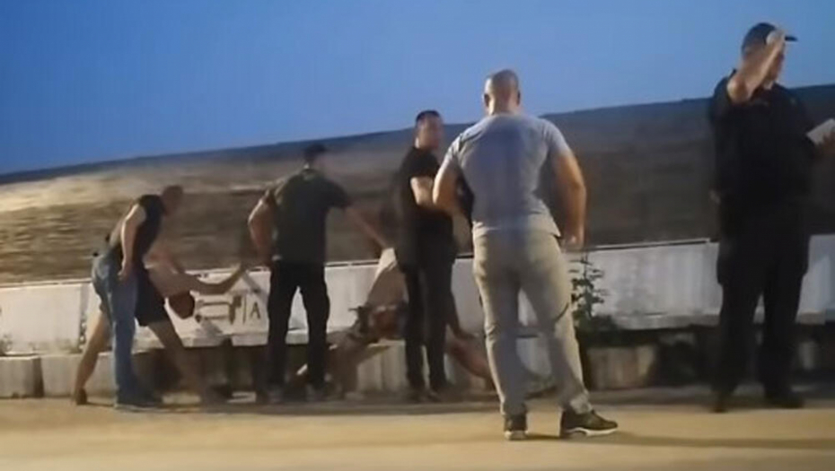 MLADIĆ IZ SRBIJE NAPADNUT NA ŠETALIŠTU U SUTOMORU? Napadači se bahatili pa završili u "ŠPAGA" položaju (VIDEO)