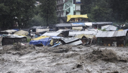POTOP U INDIJI U poplavama nastradalo najmanje 22 osobe (FOTO)