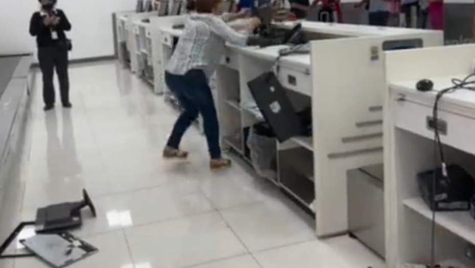 ORDUR BIZAR! Žena na aerodromu uhvaćena sa odvratnim prtljagom, kada su videli zaprepastili su se