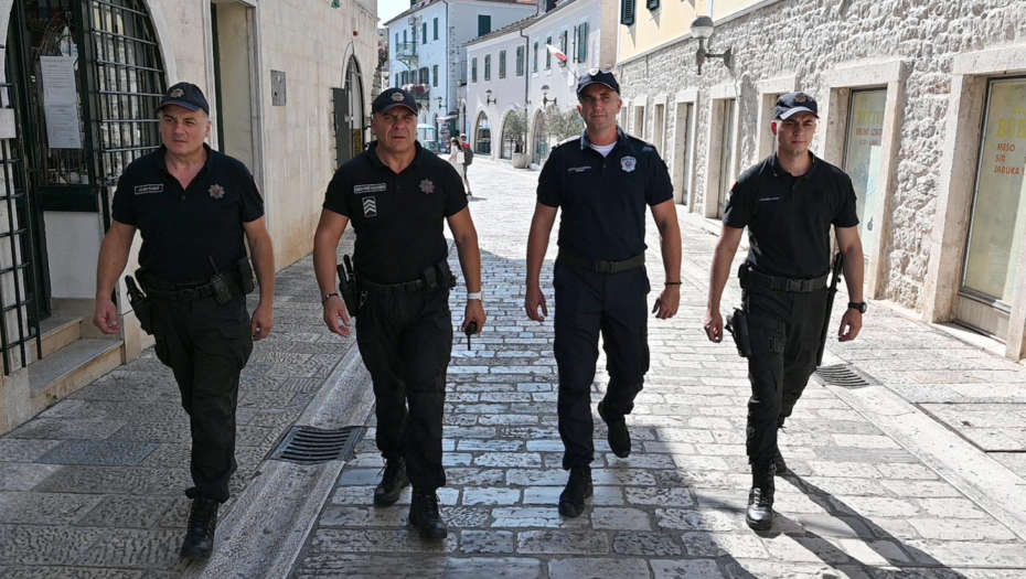 SRPSKI POLICAJCI BRINU O TURISTIMA U CRNOJ GORI Na raspolaganju su 24 sata, a ovo su brojevi telefona na koje ih možete pozvati(FOTO)