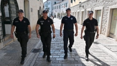 SRPSKI POLICAJCI BRINU O TURISTIMA U CRNOJ GORI Na raspolaganju su 24 sata, a ovo su brojevi telefona na koje ih možete pozvati(FOTO)
