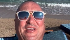 ĐANI NASMEJAO SVE DO SUZA Pevač podelio snimak sa plaže, a evo ko mu je pravio društvo! (VIDEO)