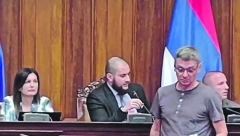 ĆUTA OPET PRAVIO HAOS U PARLAMENTU! Opozicioni poslanik ne prestaje da šokira skandaloznim ponašanjem