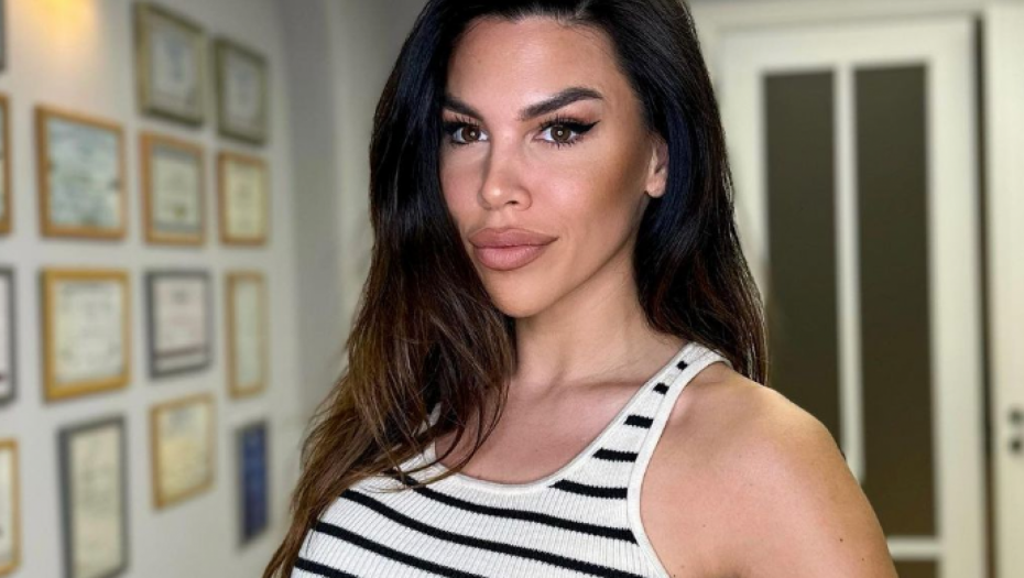 U PRVOM PLANU ZATEGNUTA ZADNJICA Kaja Ostojić pokazala telo posle treninga, fotkom iz teretane raspamerila pratioce