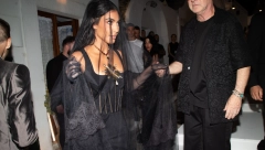 KIM KARDAŠIJAN PREVAZIŠLA SAMU SEBE U dramatičnoj toaleti od satena sa dugim šlepom zasenila sve prisutne