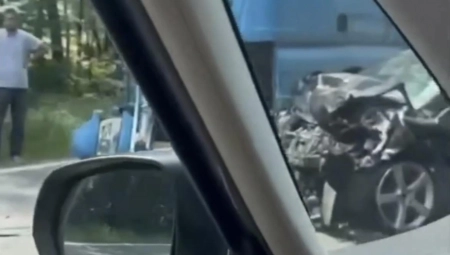 DETALJI STRAVIČNOG UDESA NA IBARSKOJ Stradao mladić (18), izgubio je kontrolu nad kolima i podleteo pod kamion