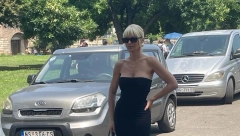 NATAŠA BEKVALAC U ZAGRLJAJU ZGODNOG MUŠKARCA Pogledajte ko je frajer kojem se pevačica bacila u naručje (FOTO)
