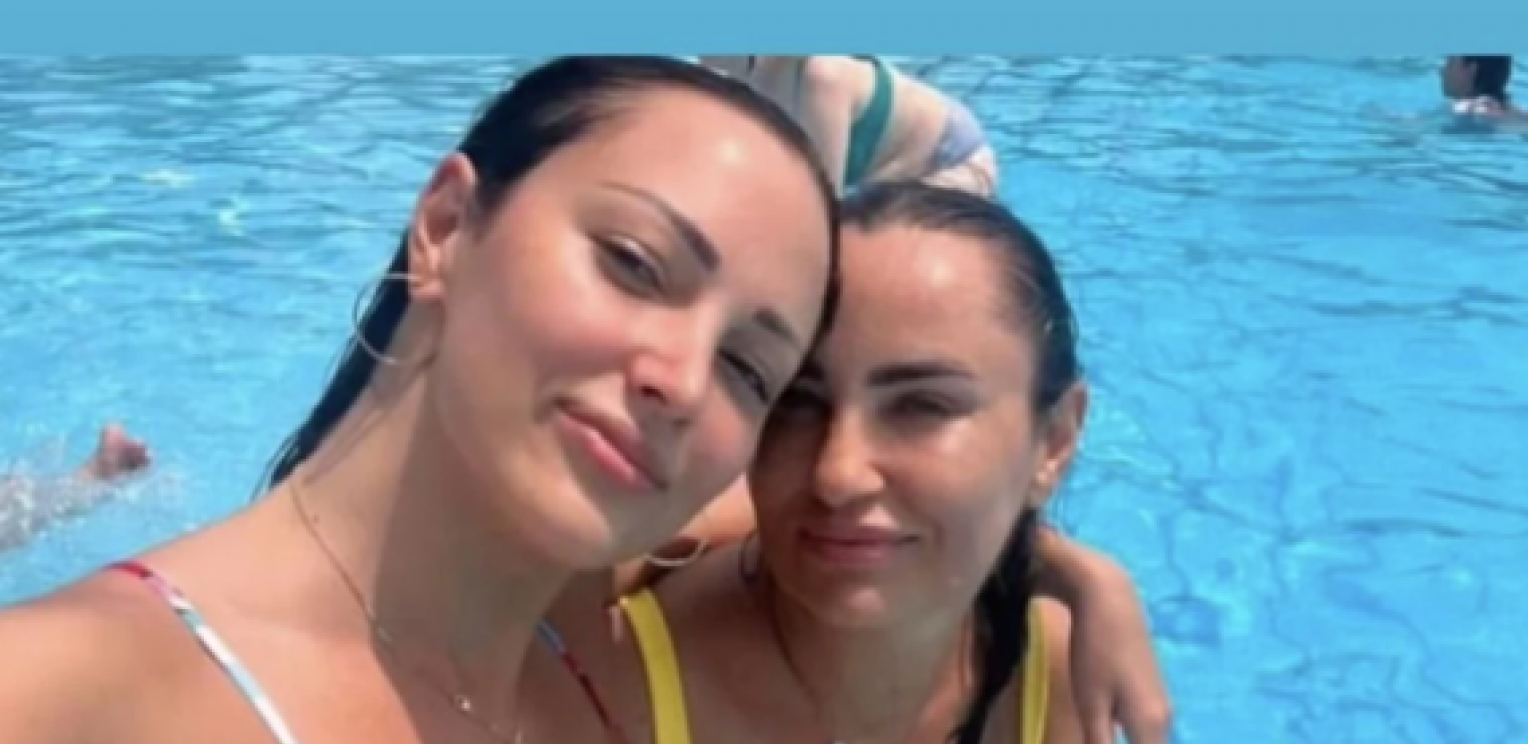 SADA JE JASNO OD KOGA JE PRIJOVIĆKA NASLEDILA MOĆAN GLAS Aleksandrina majka se latila mikrofona i pokidala izvođenjem čuvene pesme! (VIDEO)