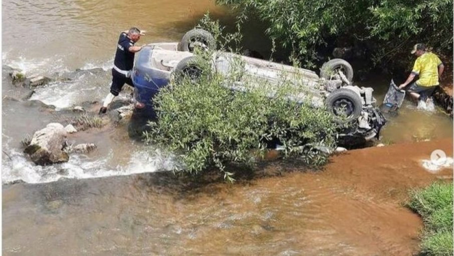 DRAMA U LESKOVCU Automobil sleteo u reku i pao na krov, ljudi se krstili kada su ga videli