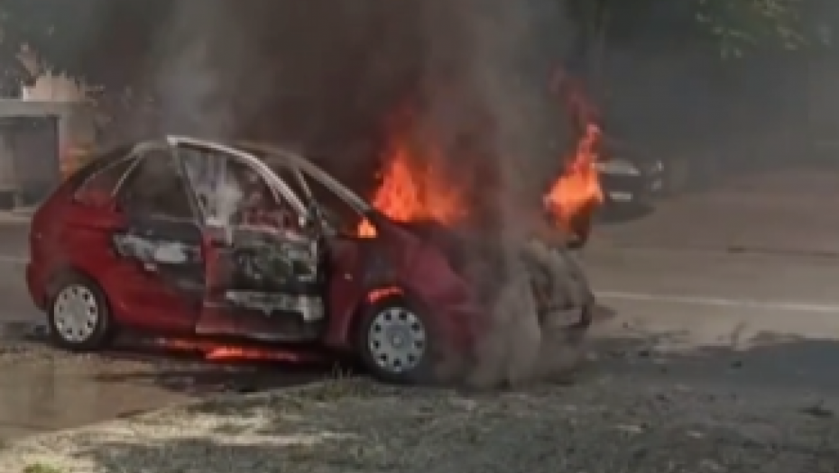 STRAVIČNO, IZGOREO AUTO U ZEMUNU Dim kuljao na sve strane, plamen išao par metara u visinu