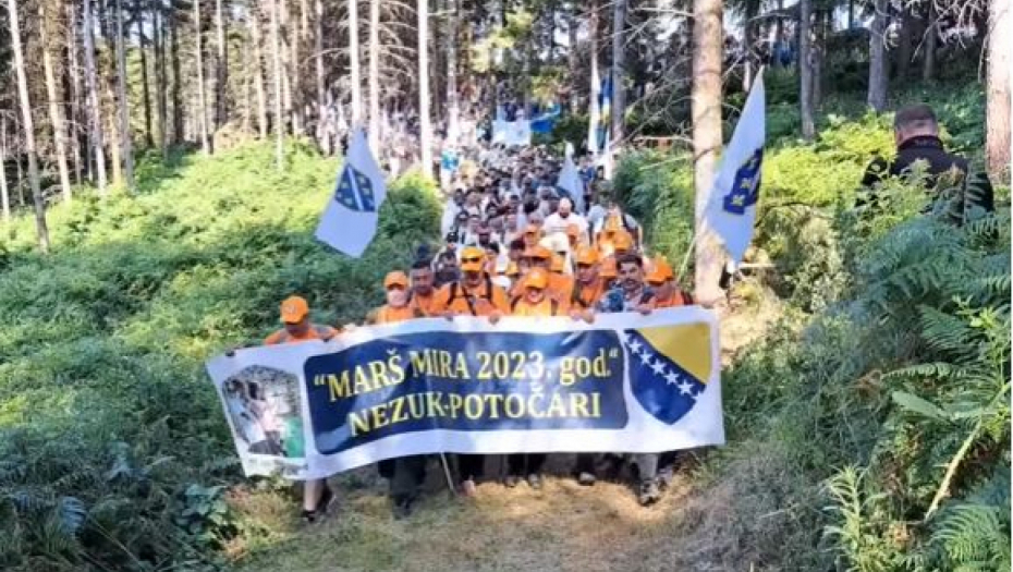 BOŠNJACI I IZ SREBRENICE ZAPRETILI NOVIM RATOM: Sa "Marša mira" u Potočarima poslate ratnohuškačke poruke