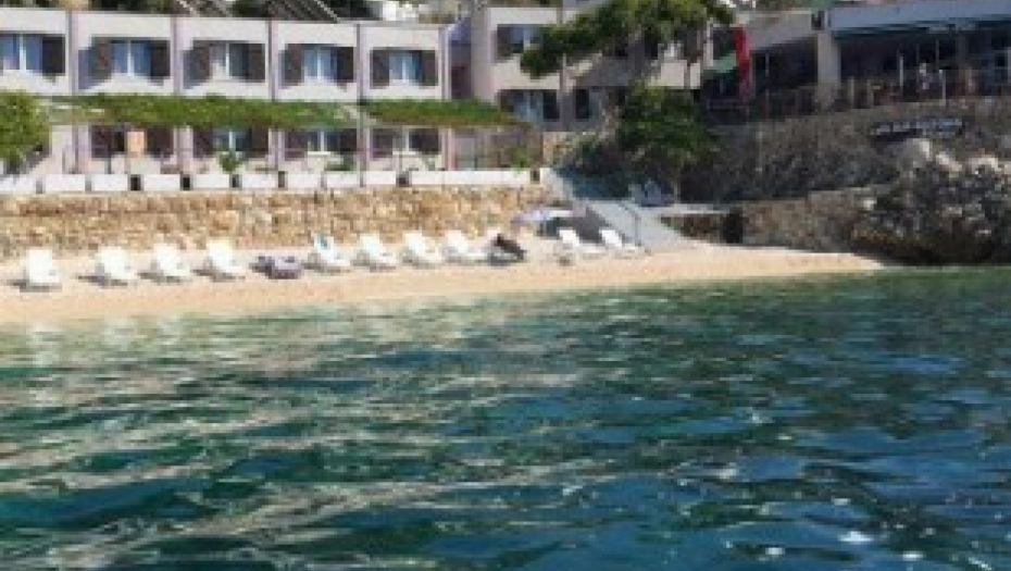 KO ĆE DA PLATI 5 EVRA ZA KUGLU SLADOLEDA Hrvati naplaćuju i gledanje zalaska sunca, a plaže im zjape prazne