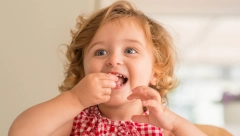 MEDICINSKA SESTRA UPOZORILA RODITELJE Deca u Srbiji obožavaju ovaj slatkiš, a on povećava rizik od gušenja