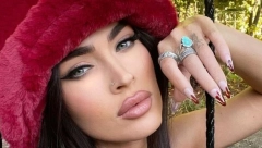 ŠTA JE OVO ZABOGA? Nokti Megan Foks sa visećim krstićima zgrozili ljude, svi se pitaju kako uopšte funkcioniše