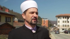 OLOŠ SE OKUPLJA OKO CRKVE Skandalozne uvrede hodže iz Srebrenice nakon okupljanja vernika ispred SPC (FOTO)