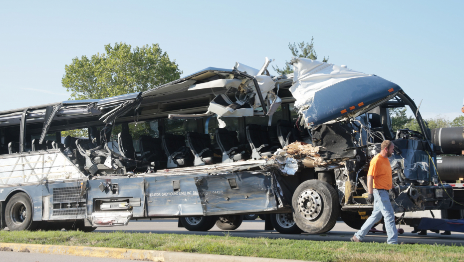 STRAVIČAN UDES U SAD Troje poginulo, 14 povređeno u sudaru autobusa i više vozila u Ilinoisu (FOTO)