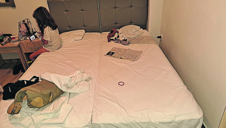 ZBRKA Srpska porodica Đukić izbačena iz smeštaja u Grčkoj iako je bio manji od onog koji su platili: Ugrozili su život našoj bolesnoj ćerki!