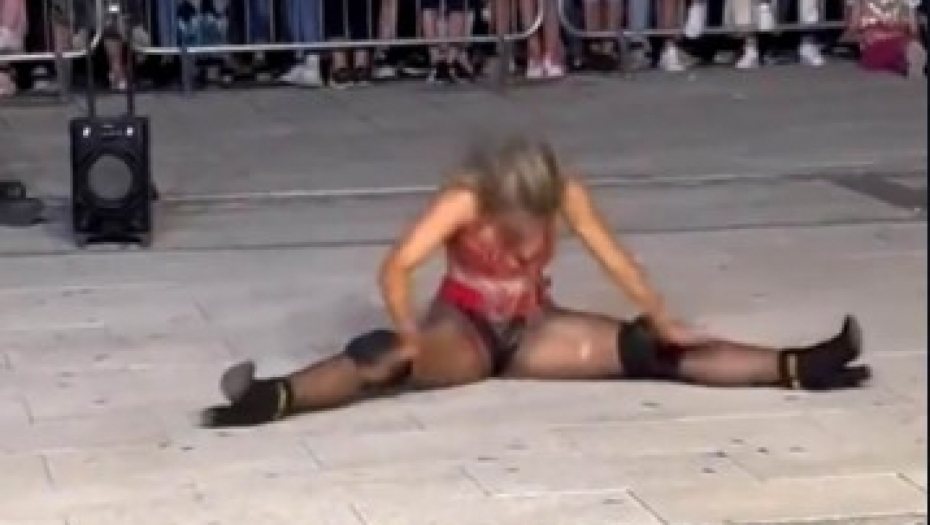 SKANDAL U LESKOVCU! Deca i roditelji gledali polugolu devojku na gradskom trgu