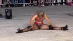 SKANDAL U LESKOVCU! Deca i roditelji gledali polugolu devojku na gradskom trgu