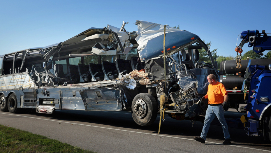 STRAVIČAN SUDAR U ILINOISU Troje poginulih i 14 povređenih, autobus se zakucao u šlepere