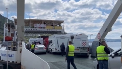 JA ZNAM DA VI U BEOGRADU NEMATE TRAJEKT, ALI...Slika Beograđanina koji je pokušao da se ukrca na trajekt u pokretu pravi je HIT na mrežama (FOTO)