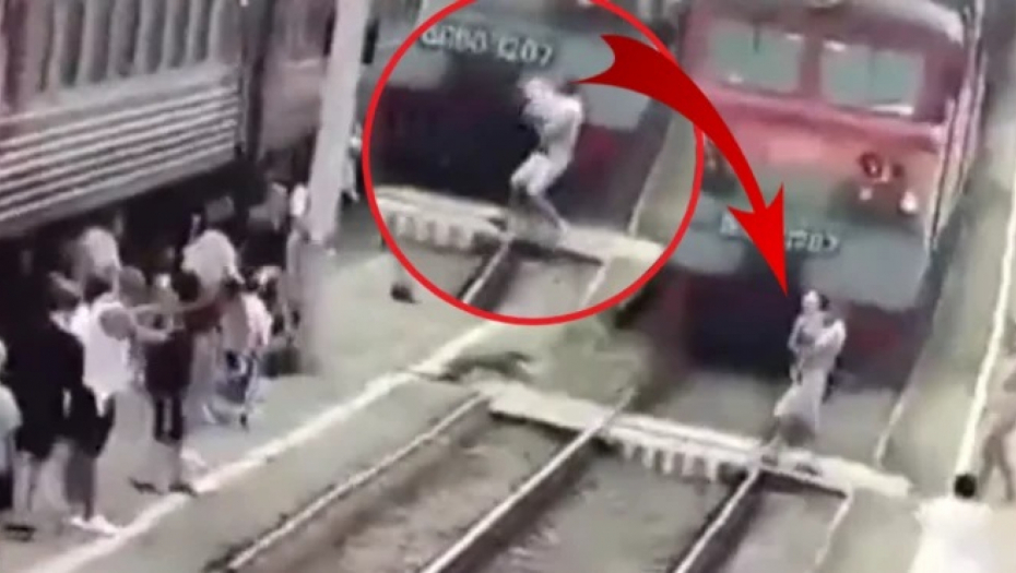 ZASTRAŠUJUĆI SNIMAK OBIŠAO SVET Sa detetom u rukama stao ispred voza, putnici vrište