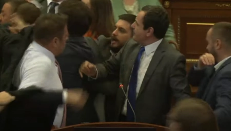 KURTIJU PRETE ULIČNIM PROTESTIMA Prištinu čeka vrelo političko leto