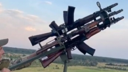 ŠOK SCENA SA UKRAJINSKOG RATIŠTA Vezuju kalašnjikove u “bukete” da obore ruske bespilotne letelice (VIDEO)