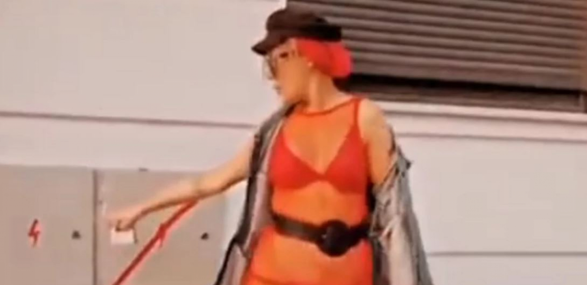 ISPLIVAO NOVI ŠOK SNIMAK! Ana Nikolić ulicom šeta u donjem vešu, svi se pitaju šta joj se desilo (VIDEO)