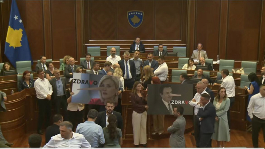 BOJNO POLJE KOD GOVORNICE Nova tuča Albanaca u Prištini, Kurtija gađali flašom (VIDEO)