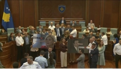 BOJNO POLJE KOD GOVORNICE Nova tuča Albanaca u Prištini, Kurtija gađali flašom (VIDEO)