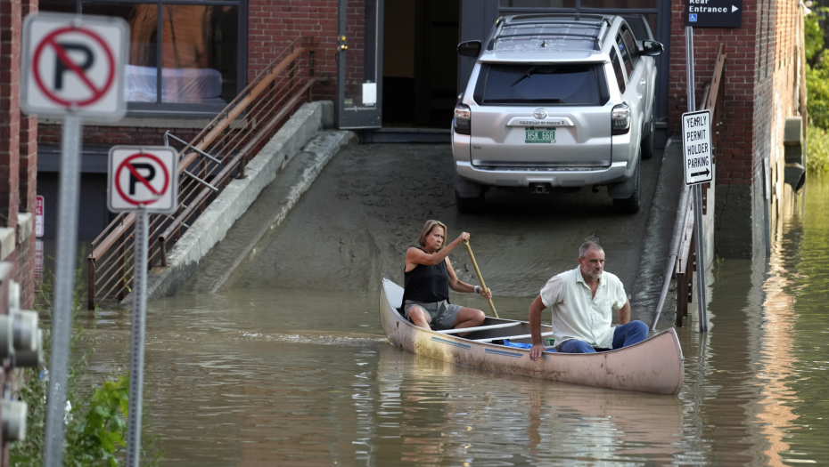 AMERIKA NE ZNA GDE BIJE Na jednoj obali tornado, na drugoj poplava (FOTO)