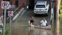 AMERIKA NE ZNA GDE BIJE Na jednoj obali tornado, na drugoj poplava (FOTO)