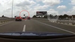 AUTOMOBILSKA GUMA KAO DA JE PALA S NEBA Neverovatan snimak sa srpskog auto-puta (VIDEO)