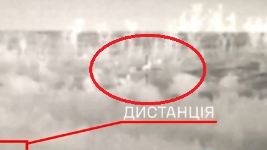 NOVI SNIMAK SA FRONTA U UKRAJINI Uznemirujuće, vidi se kako snajperisti pogađaju neprijatelja pravo u glavu