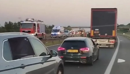 STRAŠAN UDES KOD KRNJEVA Vatrogasci su morali da seku vozila