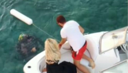 OVAKO NEŠTO SE RETKO VIĐA Beograđanin šokirao izabranicu usred mora (VIDEO)