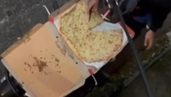 DOSTAVLJAČ HRANE SNIMLJEN KAKO POTKRADA MUŠTERIJE Ovakvu tehniku još niste videli (VIDEO)