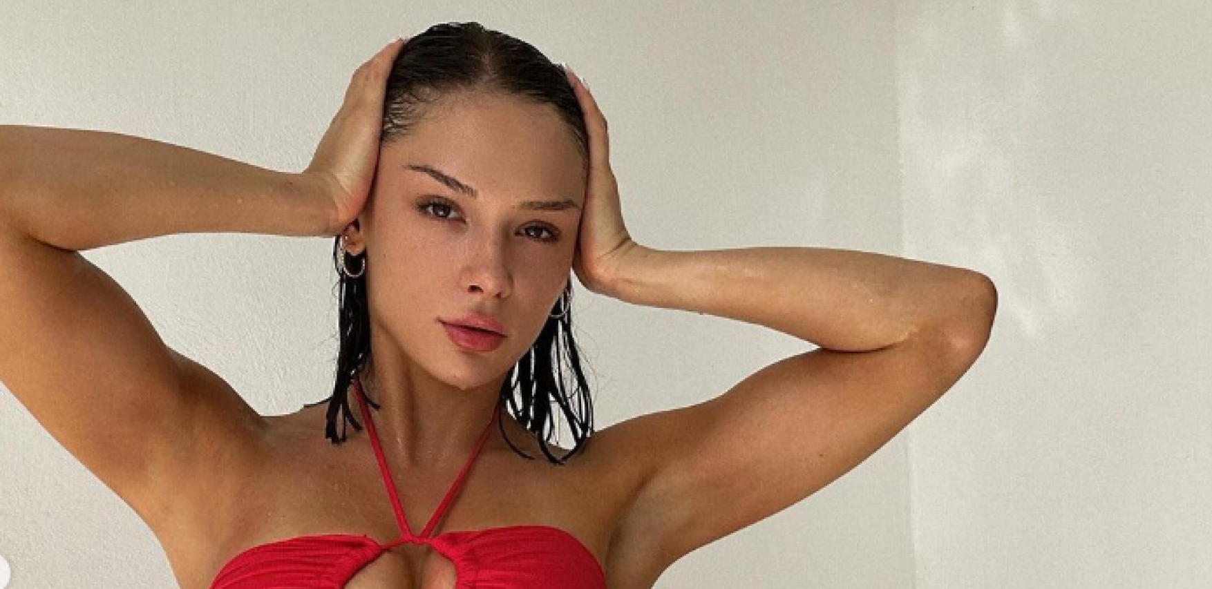 KAO IZ FILMOVA ZA ODRASLE! Skinula se devojka Bake Praseta i podelila vrele kadrove, a onda se okrenula otpozadi i bez blama pokazala sve (FOTO)