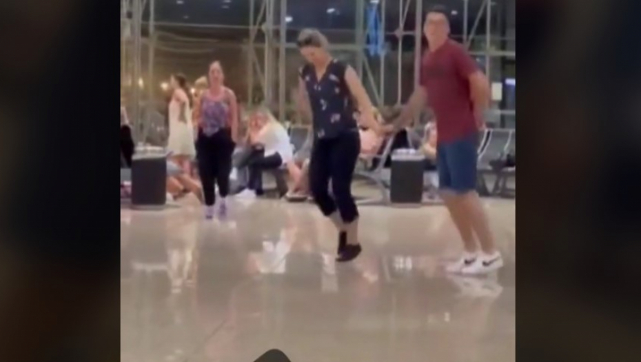 NEBESKI NAROD Srbima kasnio let, na sred aerodroma opičili kolce (VIDEO)