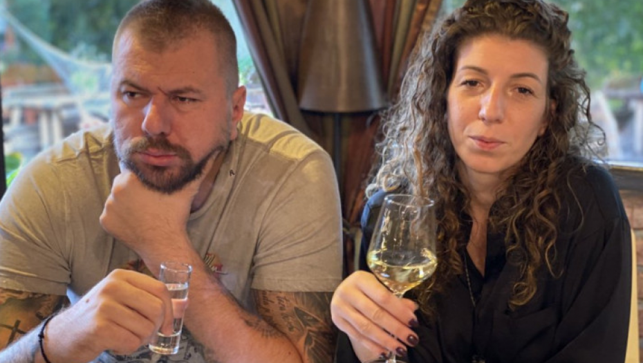 JANJUŠ U ŠIMANOVCIMA SA ŽENOM I ĆERKOM Ena na samom početku besna kao ris, ovako ga je ispratila u rijaliti