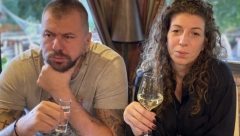 JANJUŠ U ŠIMANOVCIMA SA ŽENOM I ĆERKOM Ena na samom početku besna kao ris, ovako ga je ispratila u rijaliti